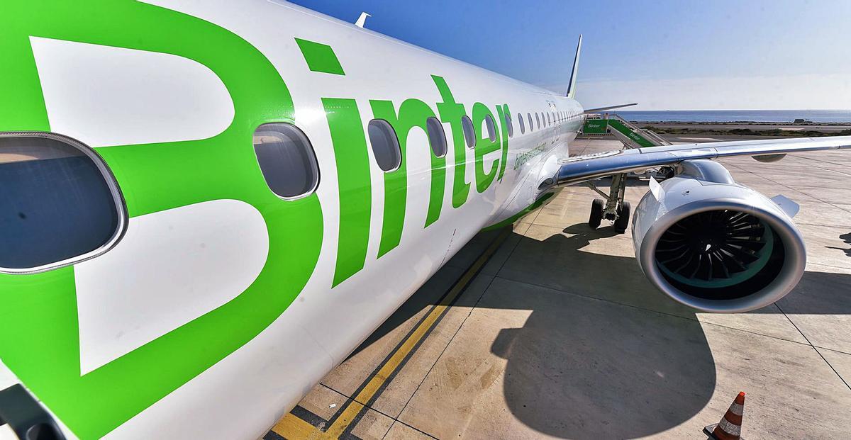 Un avión de Binter en el aeropuerto de Gran Canaria.