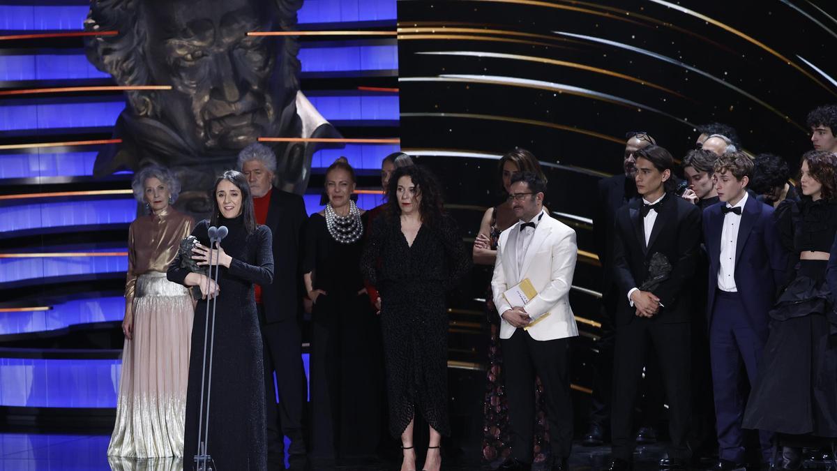 La productora Belén Atienza (izquierda), acompañada por el equipo de la película 'La sociedad de la nieve', tras recibir el Goya a ´Mejor película´ durante la ceremonia de entrega de la 38 edición de los Premios Goya