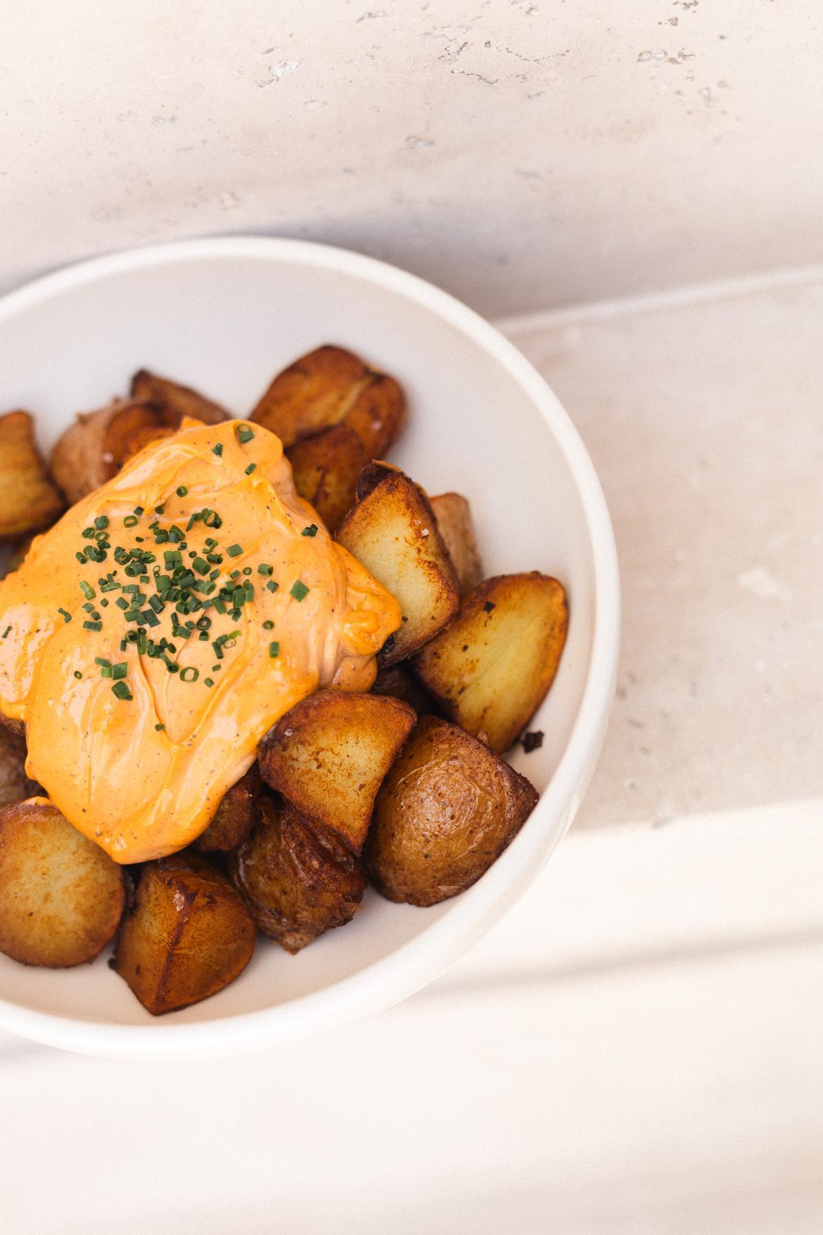Patatas bravas en Quiosco Magadán.