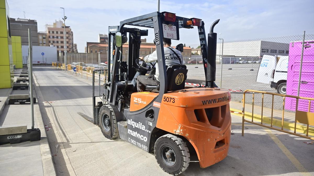 Primeros movimientos en la obra para construir una fachada en la Plaza Font de Mora.