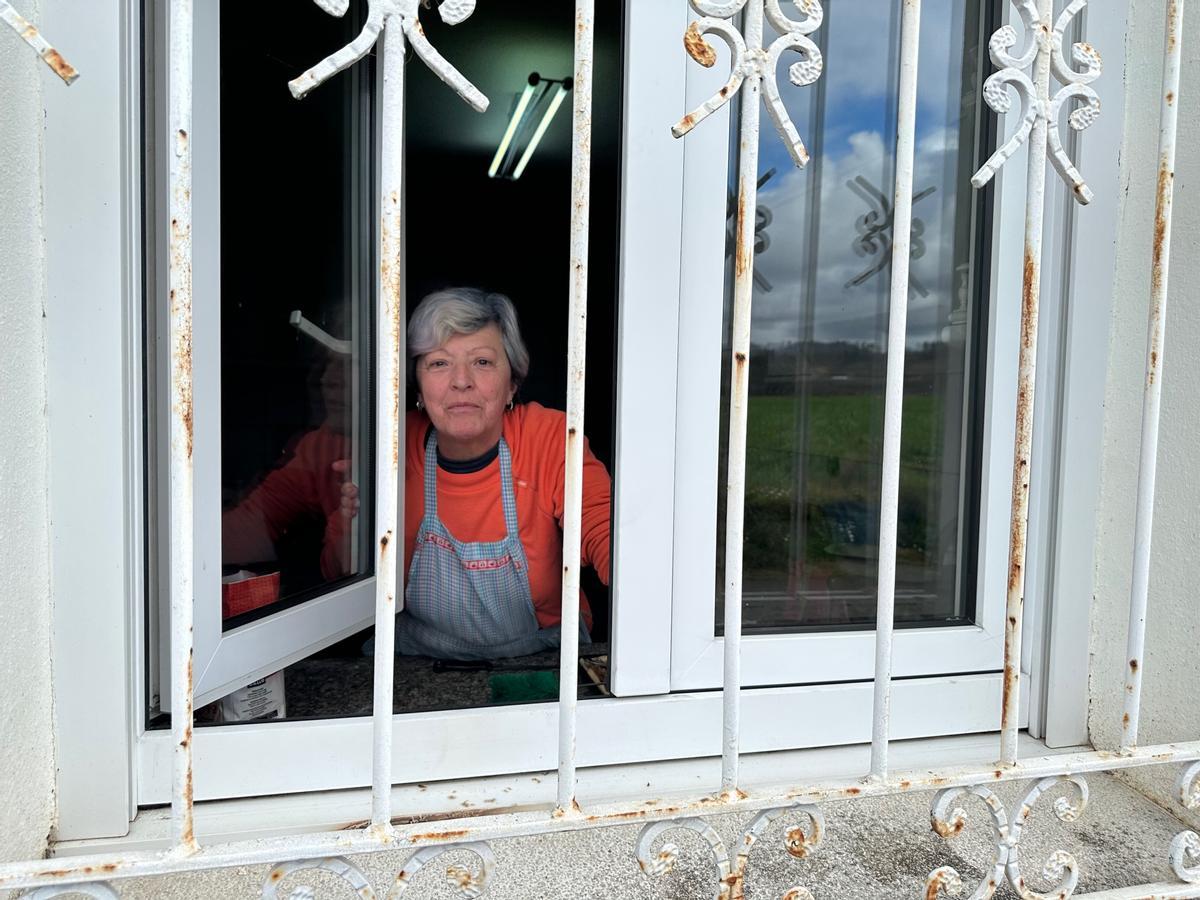 Amparo Peláez, quien suele acudir a visitar a su madre, en la casa de la última.