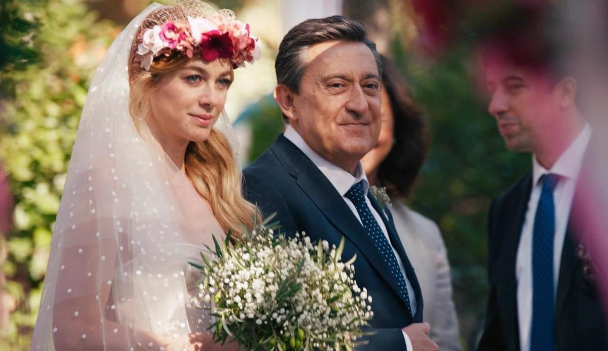 Marta Hazas utilizó el vestido de su enlace real para el primer episodio de la serie 'Pequeñas Coincidencias' que produjo y protagonizó con su marido Javier Veiga
