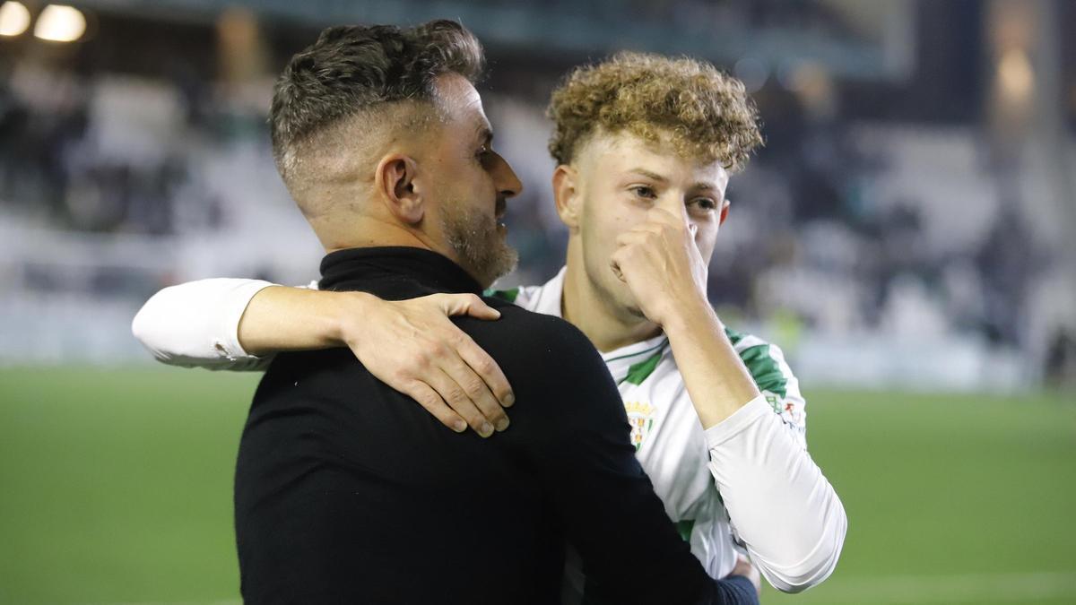 Simo y Ania se abrazan tras el gol del primero, que cerraba el triunfo del Córdoba CF sobre el Castellón.