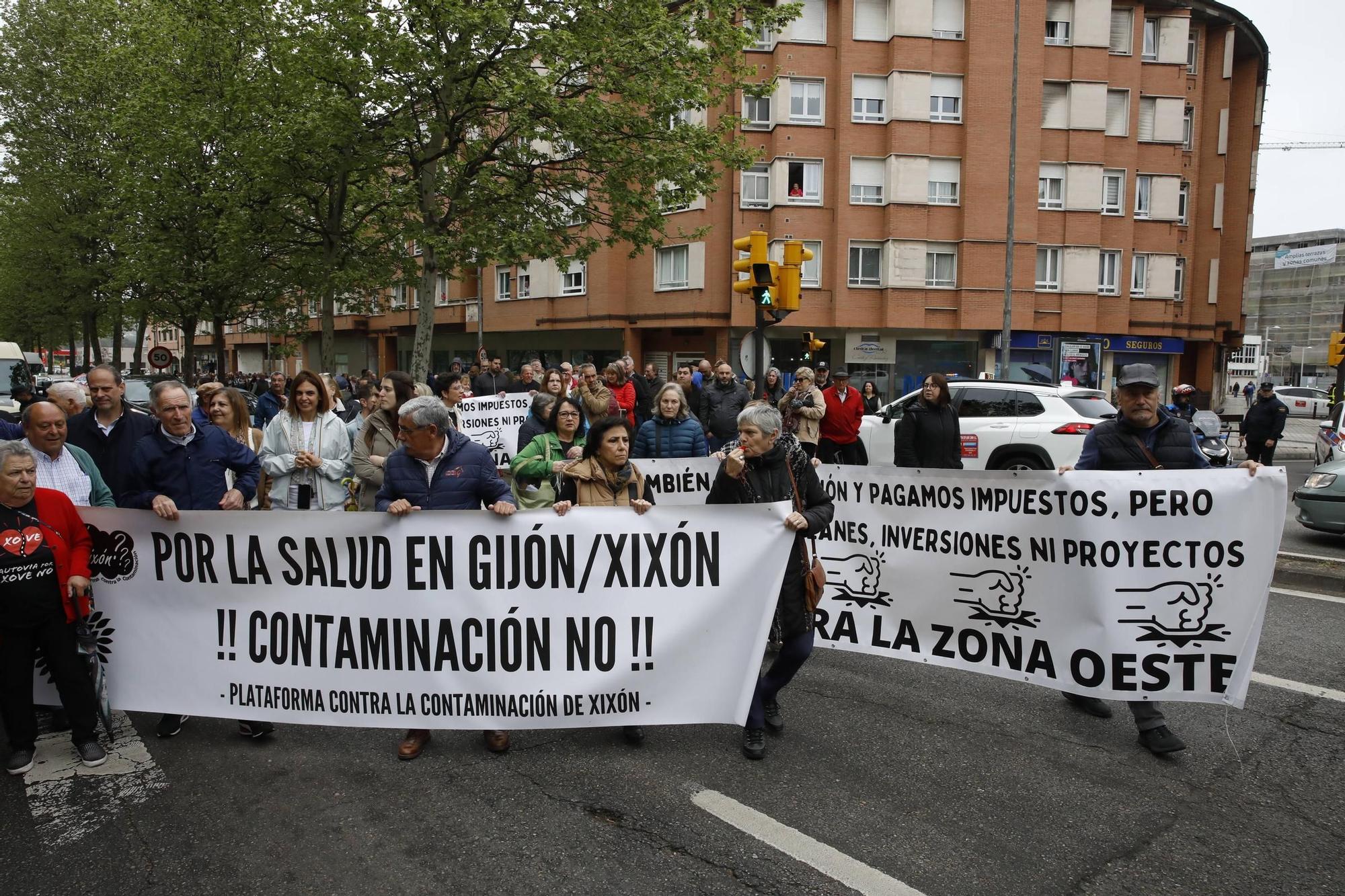 Así ha sido la movilización vecinal cortando el tráfico a El Musel (en imágenes)