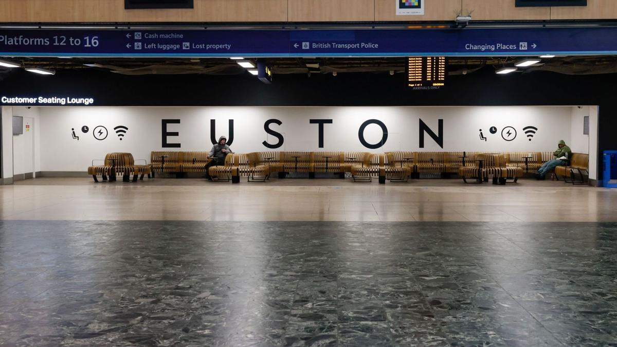Vestíbulo casi vacío en la estación ferroviaria de London Euston durante la huelga de maquinistas, profesores, personal universitario y funcionarios en Londres