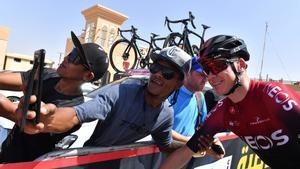 Chris Froome se fotografía con unos aficionados en los Emiratos Árabes, el martes, 25 de febrero.