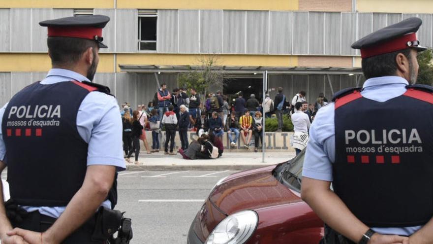 Dos Mossos vigilan un colegio el pasado 1-O.