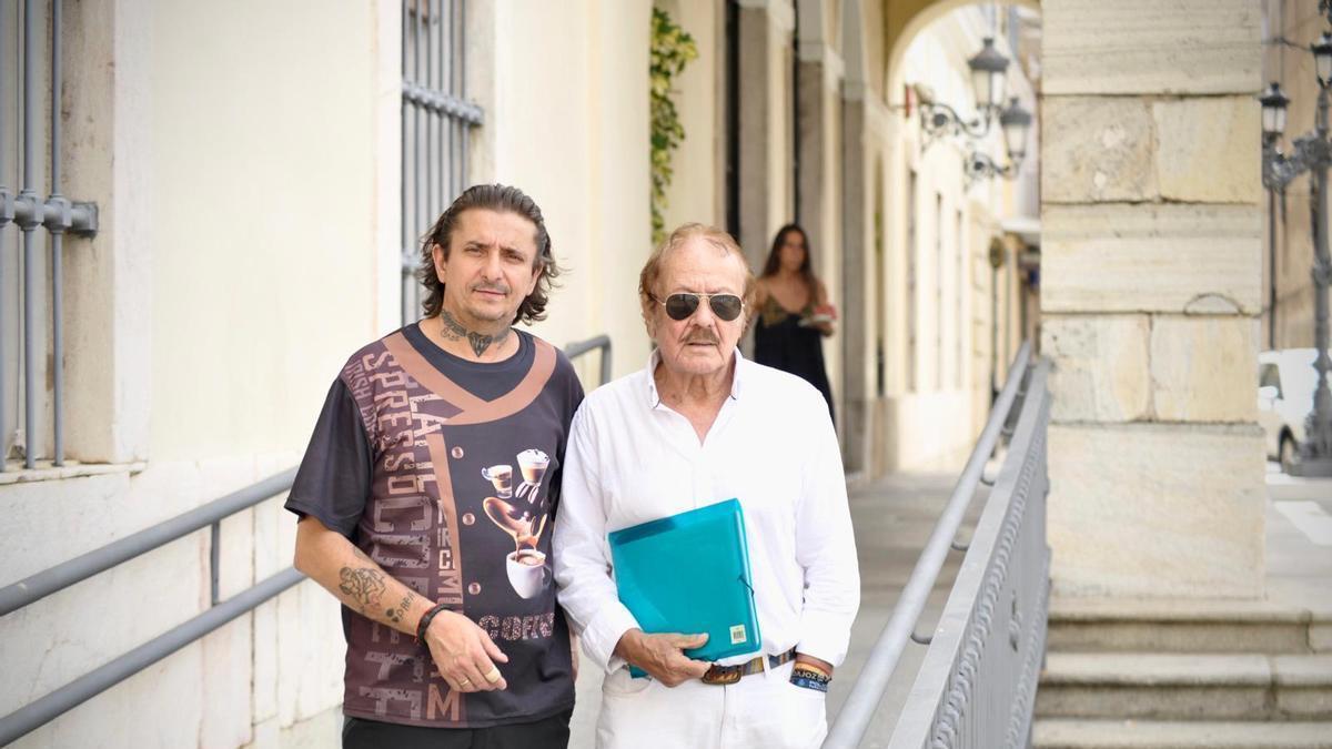 Antonio Pozo y Armando Álvarez, dos de los portavoces vecinales, en el Ayuntamiento para la entrega de las firmas.