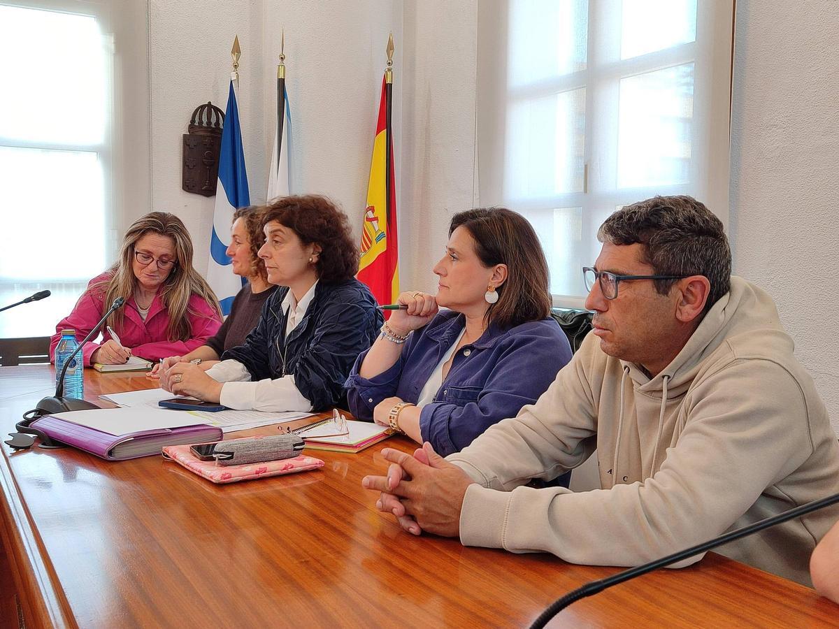 El grupo municipal del PP en el pleno de la corporación de Bueu.