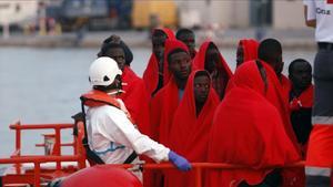 Inmigrantes rescatados de una patera llegados a Málaga.