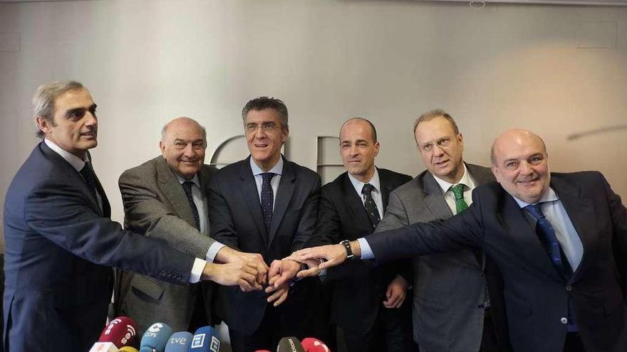 Los integrantes de la plataforma, durante la presentación. Los vocales de Galicia, segundo y tercero por la dcha.