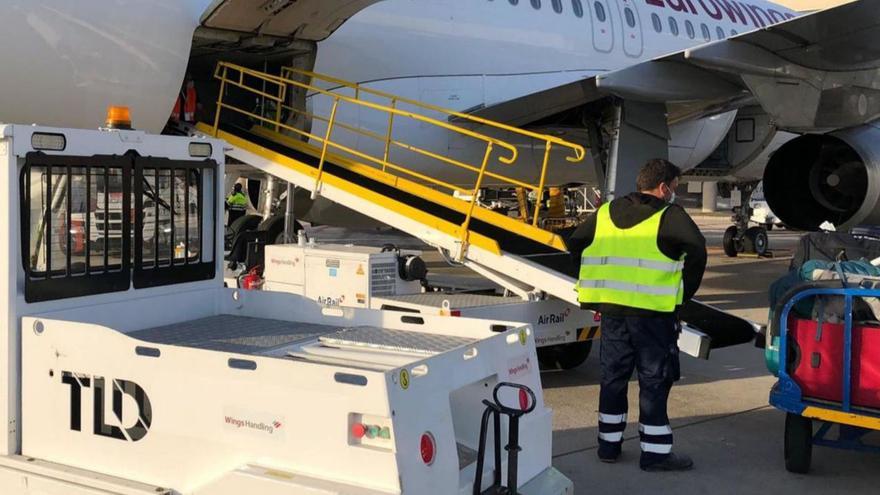 Auch Koffer von Eurowings-Passagieren bleiben möglicherweise ab Montag (1.7.) am Boden.