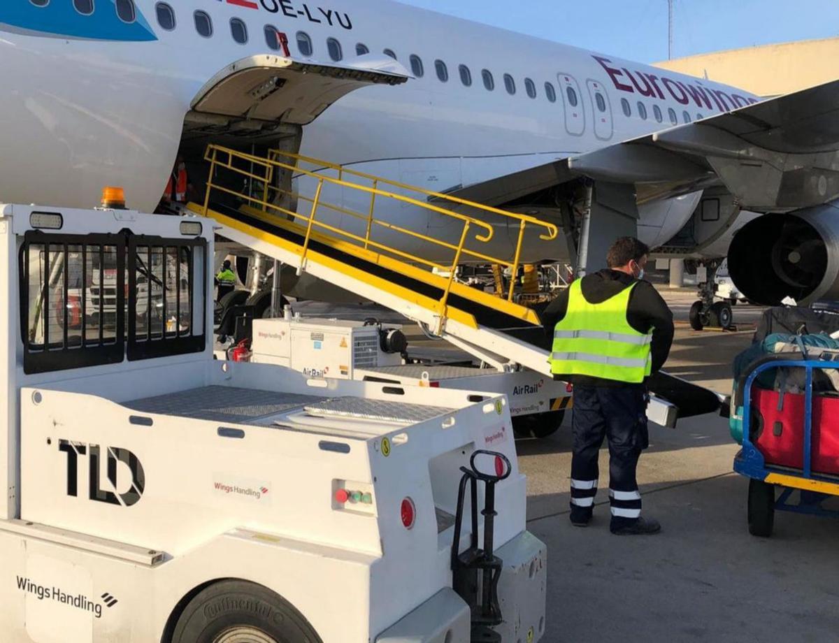 Auch Koffer von Eurowings-Passagieren bleiben möglicherweise ab Montag (1.7.) auf der Erde.  | FOTO: PRIVAT