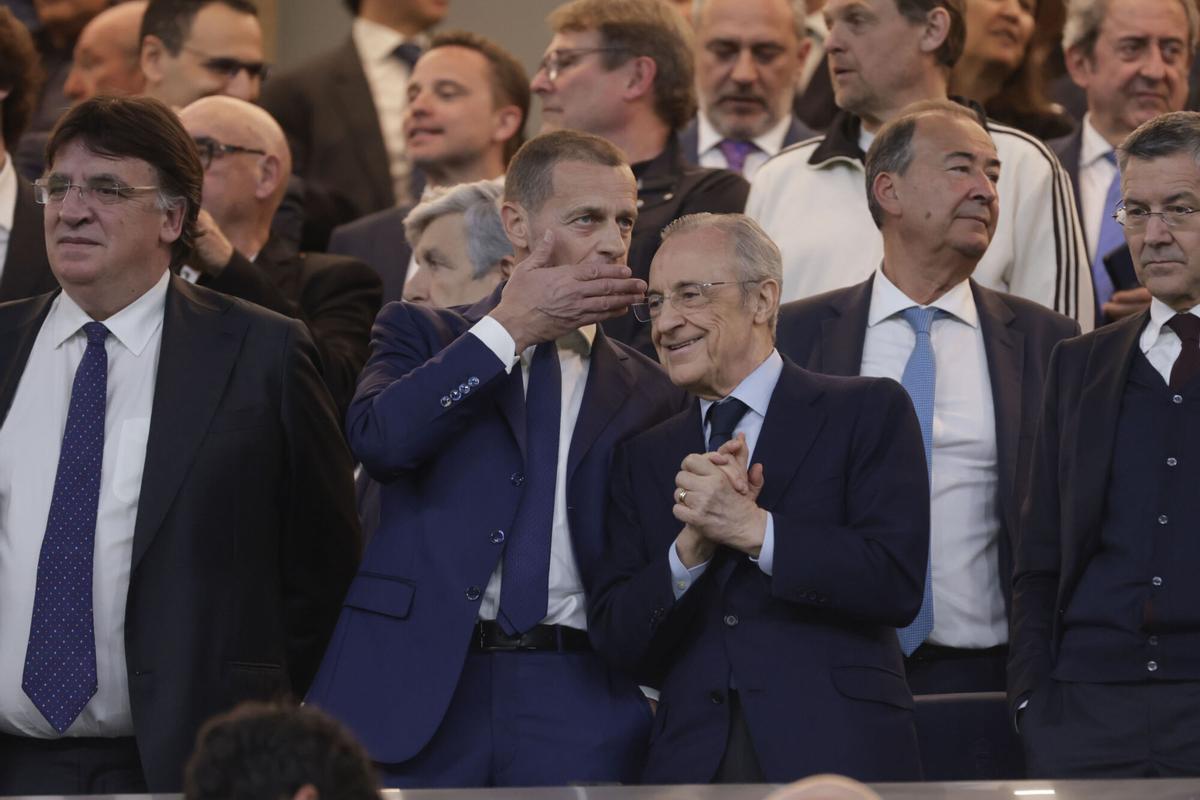 El presidente del Real Madrid, Florentino Pérez y el presidente de la UEFA, Aleksander Ceferin, antes del inicio del encuentro correspondiente a la ida de los cuartos de final de la Liga de Campeones que disputan este martes Real Madrid y Bayern Munich en el estadio Santiago Bernabéu, en Madrid.