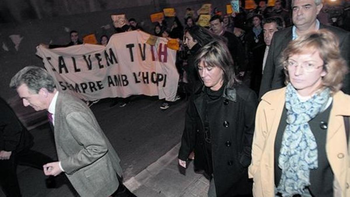 Núria Marín, alcaldesa de L'Hospitalet, (en el centro), seguida de trabajadores de la televisión municipal, ayer.