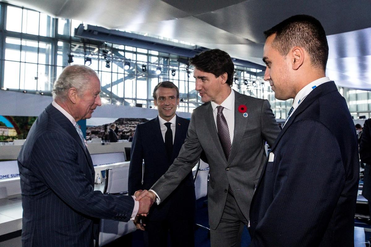 El canciller italiano Luigi Di Maio con Carlos, Príncipe de Gales, el presidente francés Emmanuel Macron y el primer ministro canadiense Justin Trudeau, durante la cumbre del G20 de líderes mundiales para discutir el cambio climático, covid- 19 y la recuperación mundial pospandémica, en el Centro de Convenciones Roma La Nuvola, en Roma, Italia, 31 de octubre de 2021.