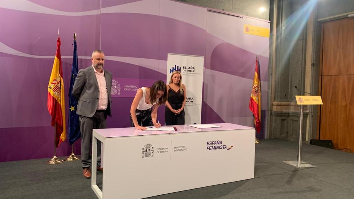 La ministra de Igualdad, Irene Montero, firma el convenio con España de Noche