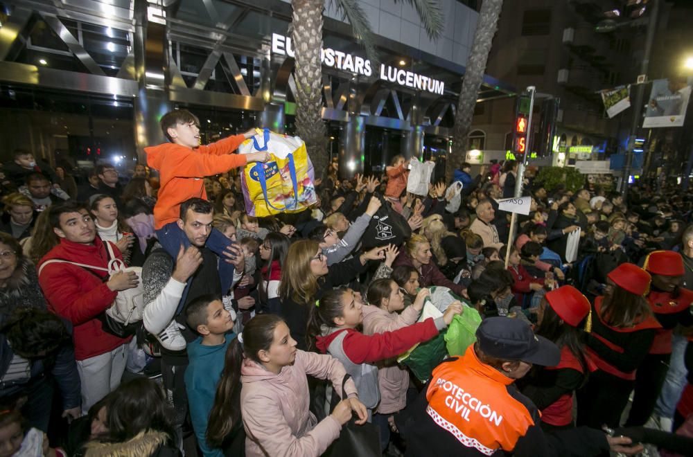 Los Reyes Magos reparten ilusión por la ciudad de Alicante.