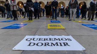 Los vecinos del Casco Antiguo se manifiestan contra el ruido frente al Ayuntamiento de Alicante