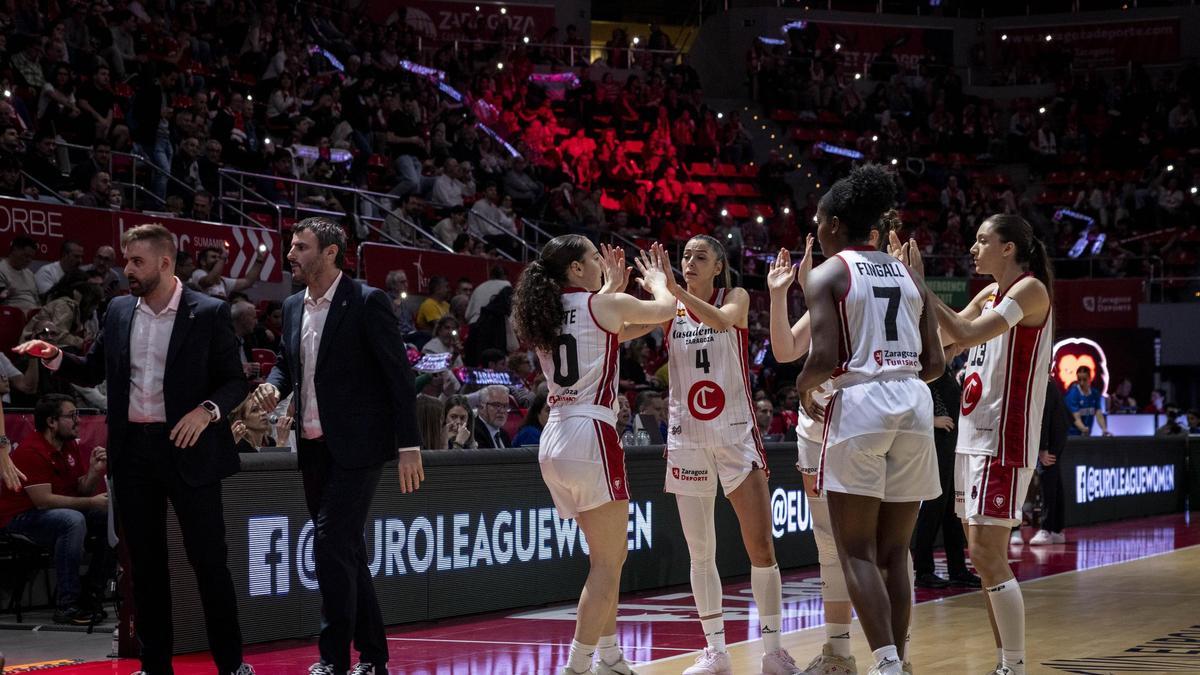 Las jugadoras del Casademont, con Cantero y Arnau al lado, se animan entre llas antes del inicio de un choque de la Euroliga en el Príncipe Felipe.