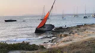 El Consell de Formentera retira por 10.000 euros uno de los dos veleros varados en el Parque Natural de ses Salines