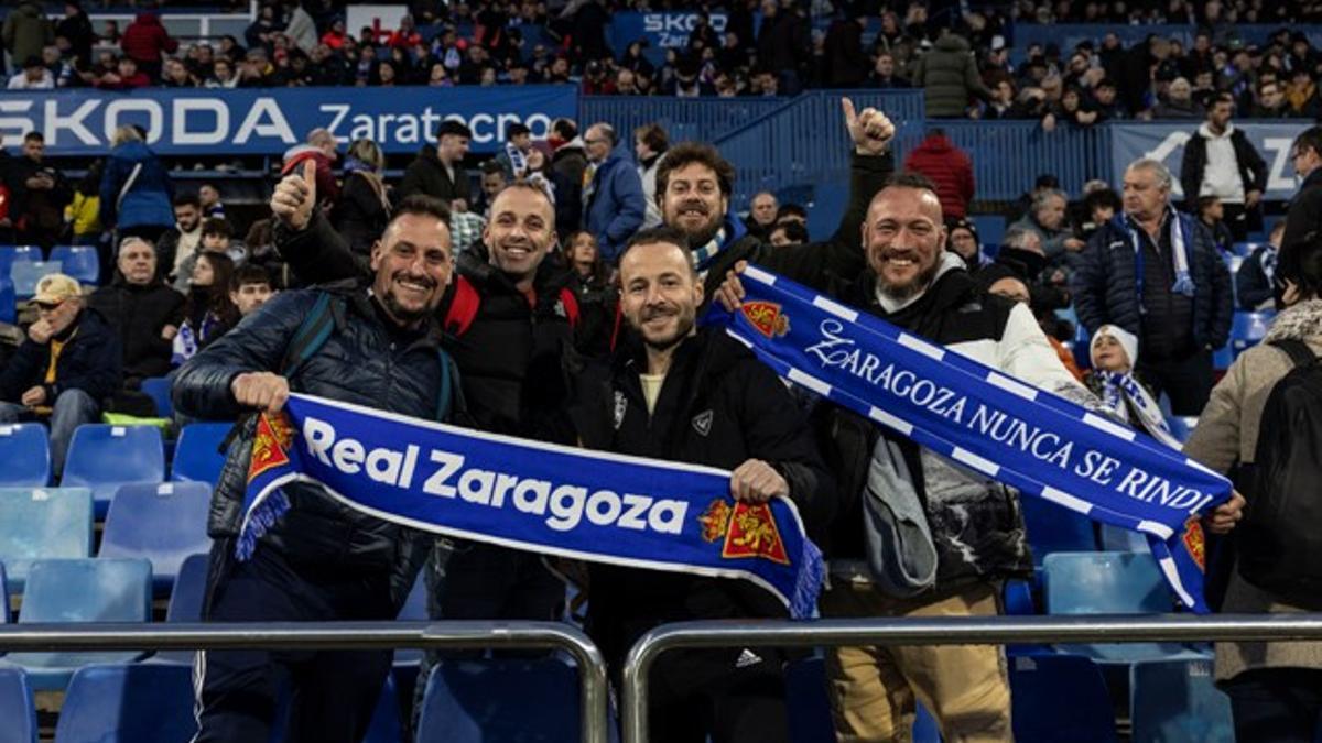 Aficionados del Zaragoza, durante un encuentro disputado esta temporada en La Romareda.