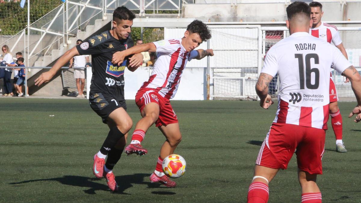 Una acción del duelo Alondras-Arosa disputado en el campo de O Morrazo.