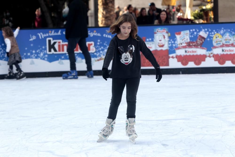 Pista de hielo y tiovivo en la Plaza del Ayuntamiento