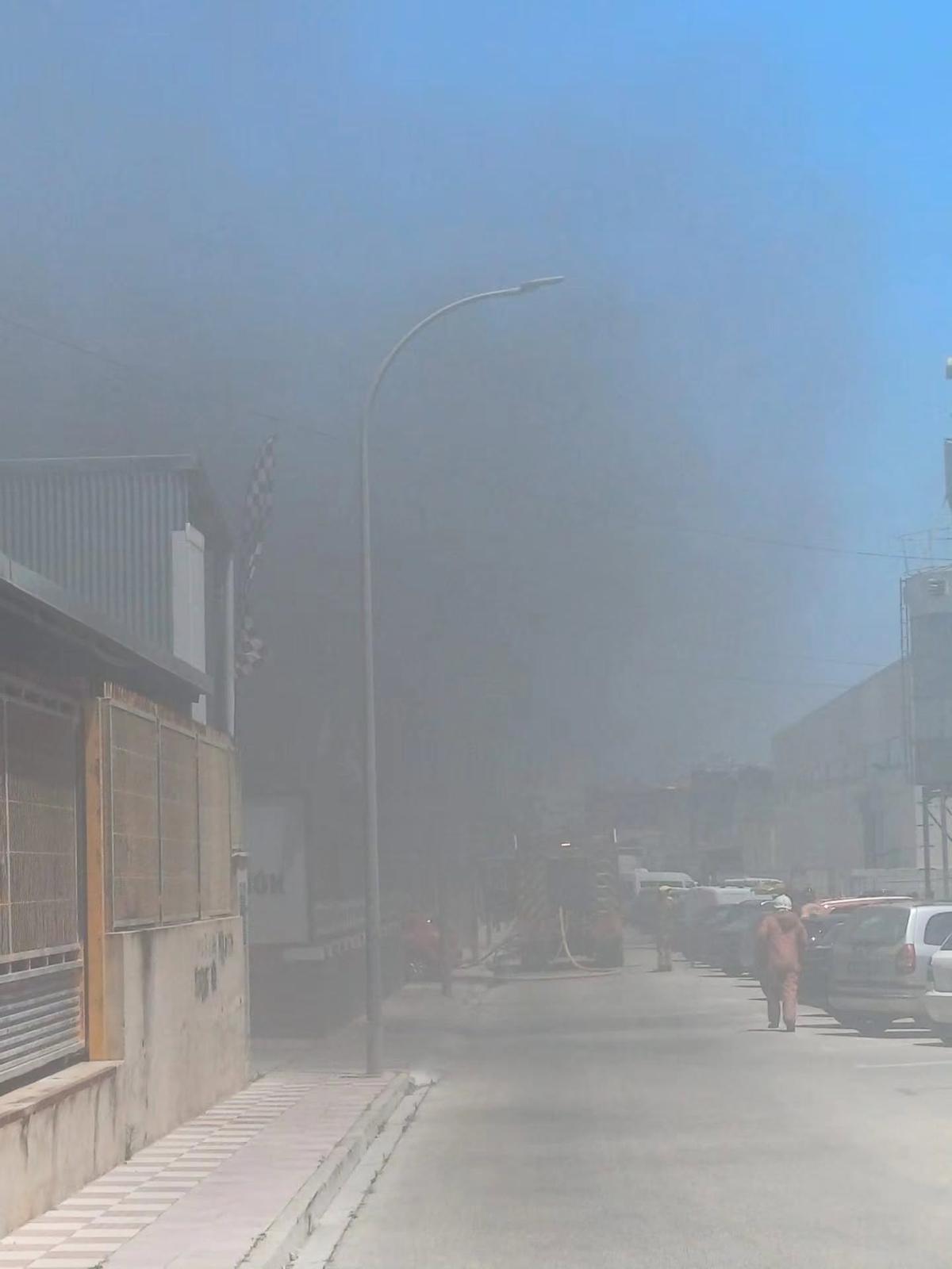 Humo negro en el polígono.
