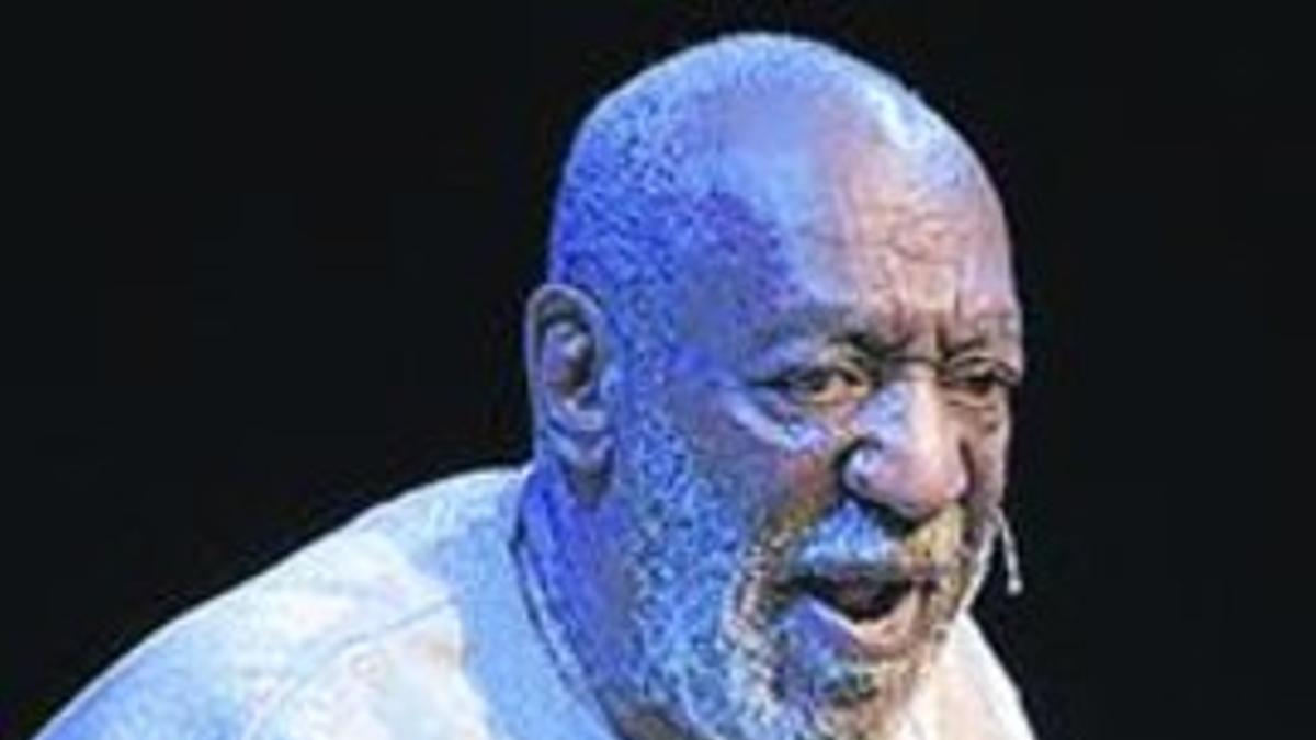 Bill Cosby bromea en  el escenario sobre sus acusaciones_MEDIA_1