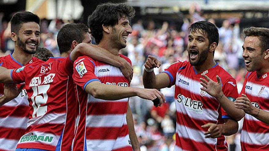 Los jugadores del Granada celebran el gol de Mainz.