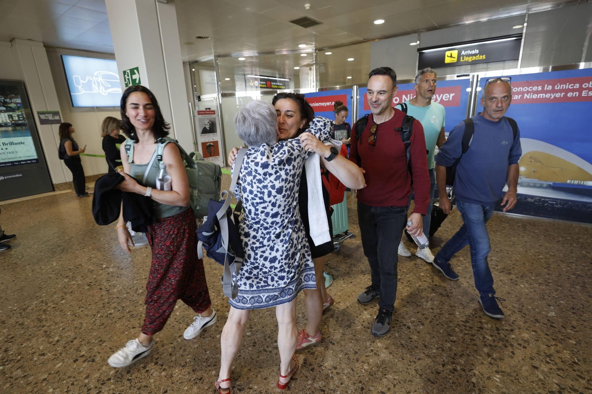 EN IMÁGENES: Llegada a Asturias del avión del Volotea que succionó a un hombre en el aeropuerto de Milán Bérgamo