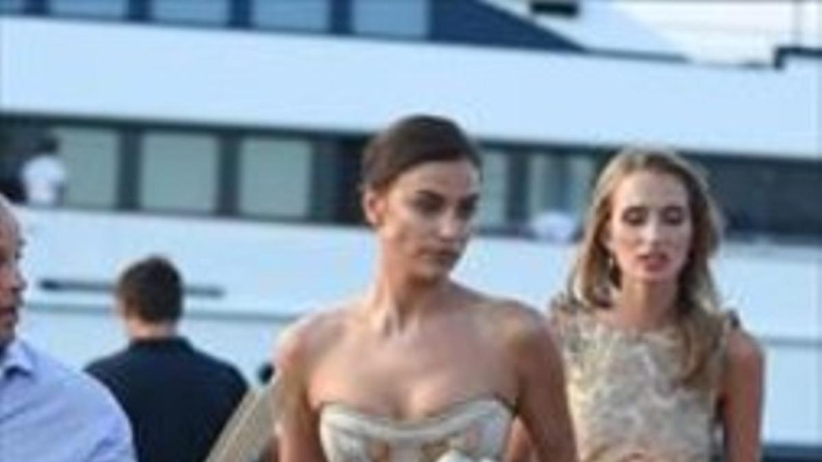 Irina Shayk, con un diseño de Versace que sugería todas sus curvas.