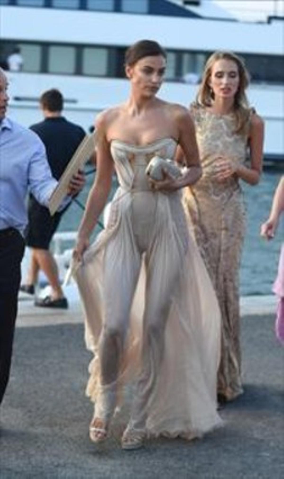 Irina Shayk, amb un disseny de Versace que suggeria totes les corbes.