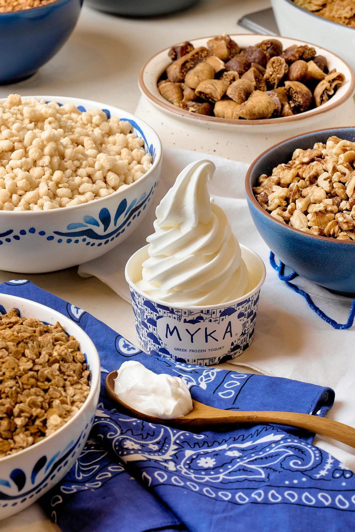 Yogur griego helado, cremoso y listo para acompañar con tus toppings preferidos.