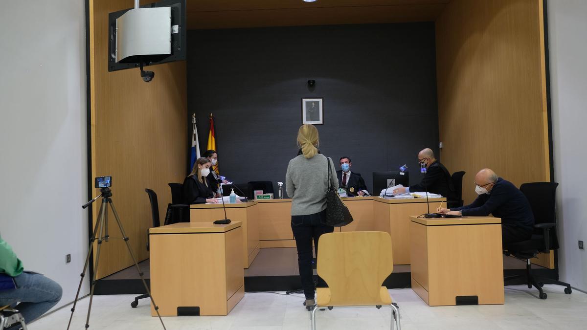 Lidia López, vecina de Vegueta, durante su declaración en el juzgado.