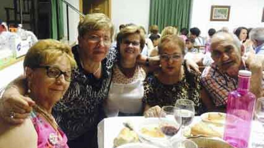 Vecinos y la corresponsal de Villardondiego (segunda por la izquierda). Foto