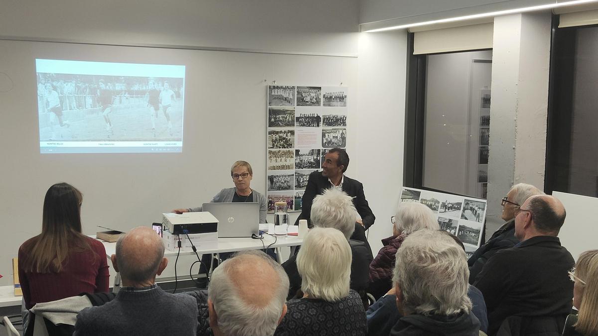Loles Vives i Manel Deli, durant la seva exposició a l'Ateneu de les Bases