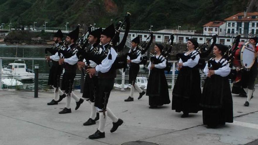 La Banda de Gaitas de Candás, en el puerto, antes de la inauguración de la Feria de la Conserva.