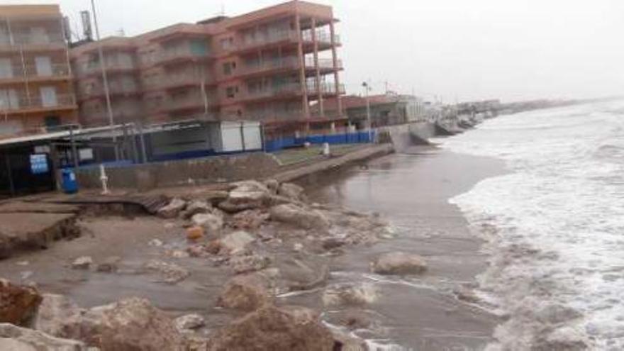 El oleaje llegó en la playa de les Deveses hasta las casas de primera línea.