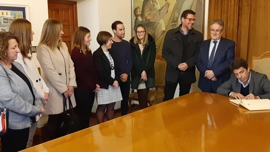 Mazón firmando en el lñibro de honor del Ayuntamiento