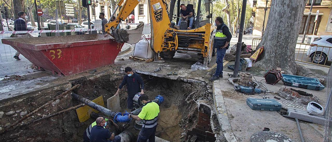 Trabajos en una tubería junto a la Font del Lleó, que sufrió un reventón en el mes de marzo | PERALES IBORRA