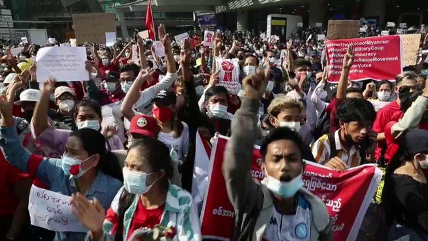 Las manifestaciones contra la junta militar birmana se expanden por todo el país