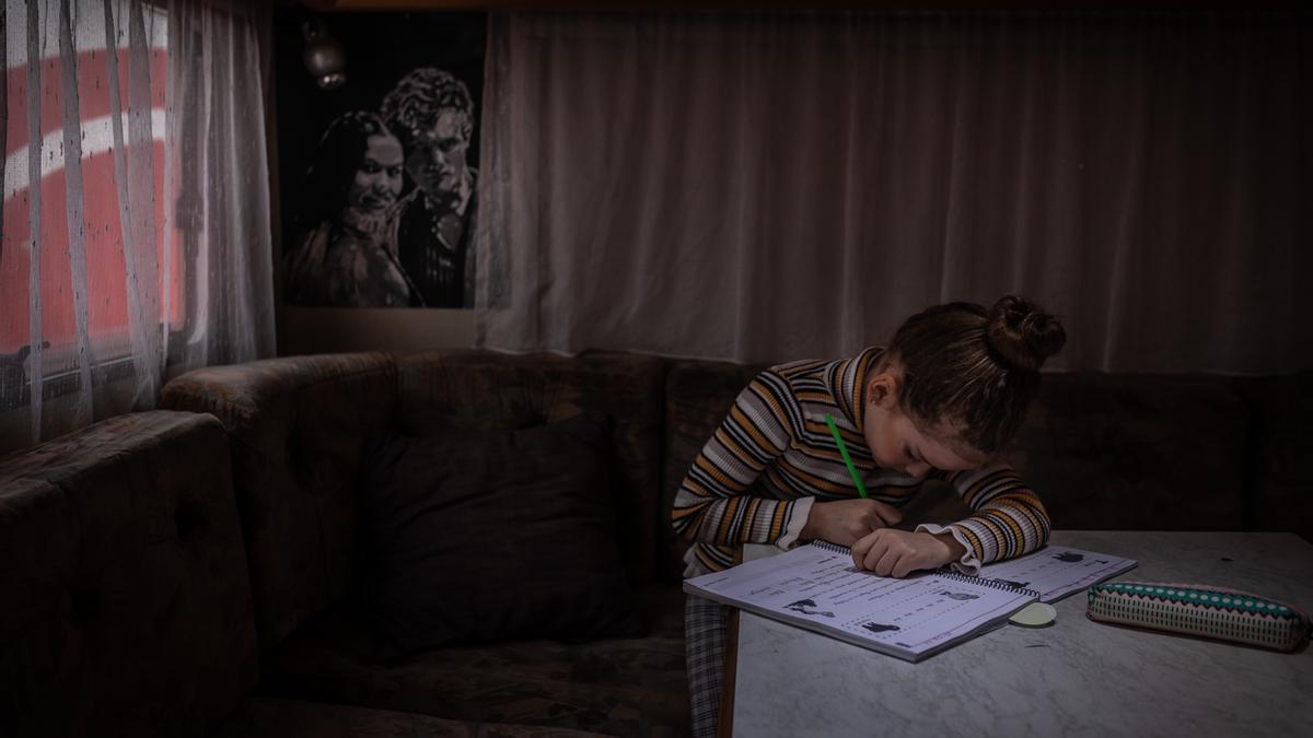 Una niña del circo estudia en su caravana.