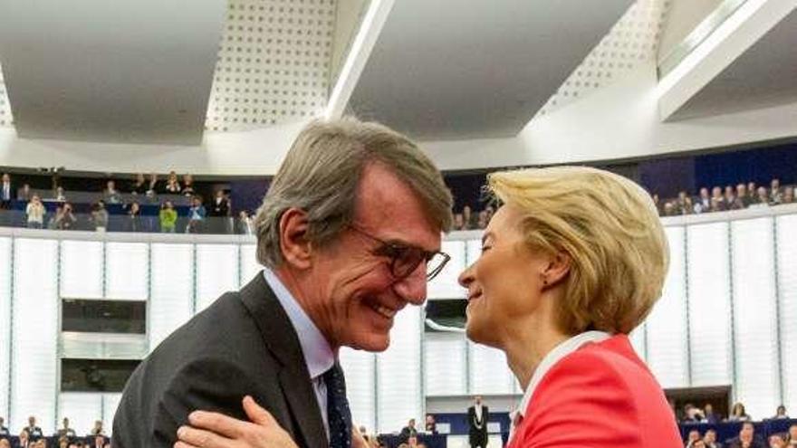 Ursula von der Leyen es felicitada por el presidente de la Eurocámara, el italiano David Sassoli. // Dpa