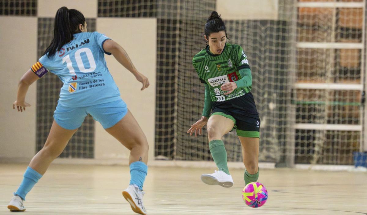 Clau busca el pase ante «Fay» Villar. | FREDDY CARABALLO