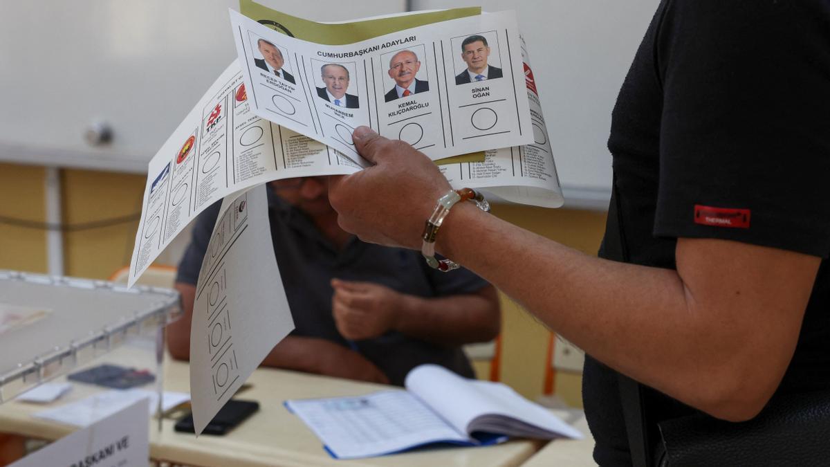 Un hombre sostiene una papeleta en un colegio electoral durante las elecciones presidenciales y parlamentarias, en Hatay, Turquía