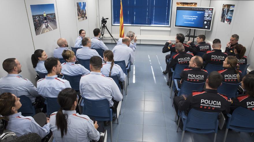 Els Mossos estrenen el seu nou uniforme, canviant el blau cel pel blau fosc