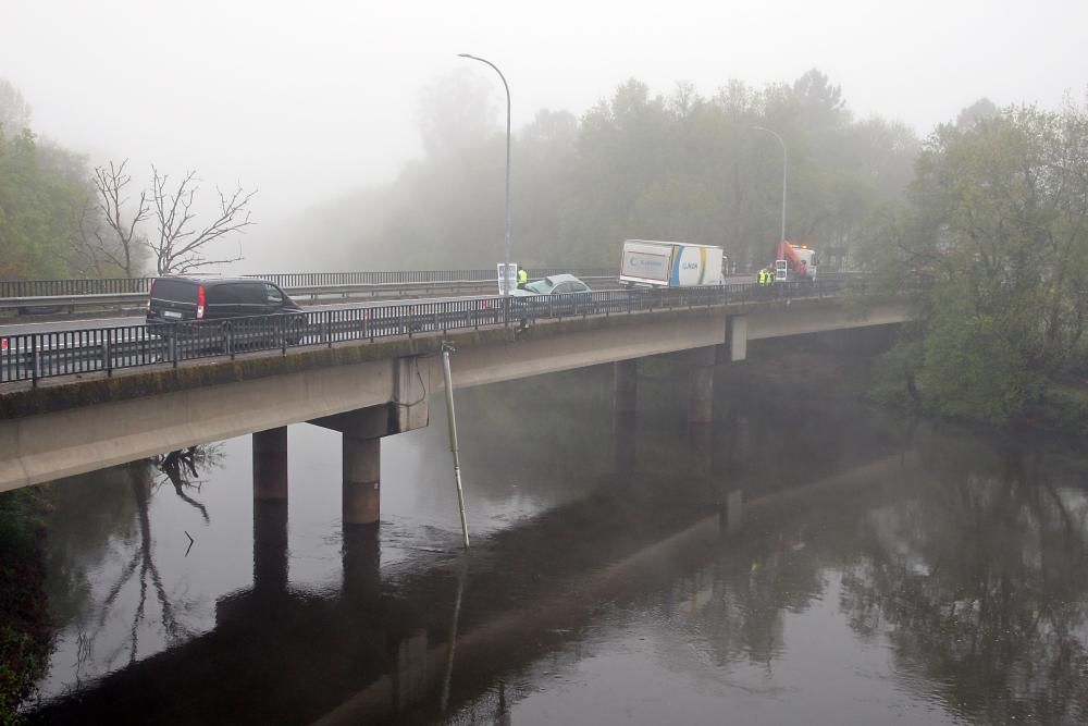 La excarceló Emerxencias mientras persmitió el paso alterno de vehículos por un carril del puente del vial A Estrada-Santiago.