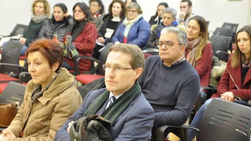 Asistentes a la presentación del plan, ayer en Navia.